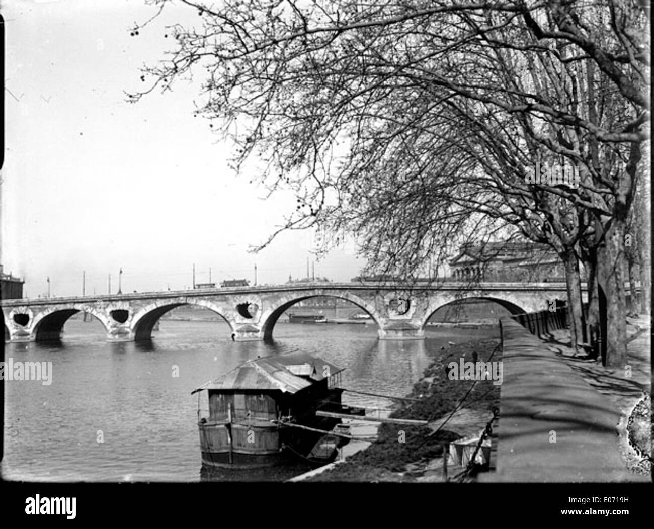 Cette vue du Pont neuf à Toulouse, capturée depuis le quai de Tounis, offre un aperçu de l'un des plus anciens ponts de la ville. La photo met en valeur l'architecture historique et la beauté pittoresque du front de mer de Toulouse. Banque D'Images