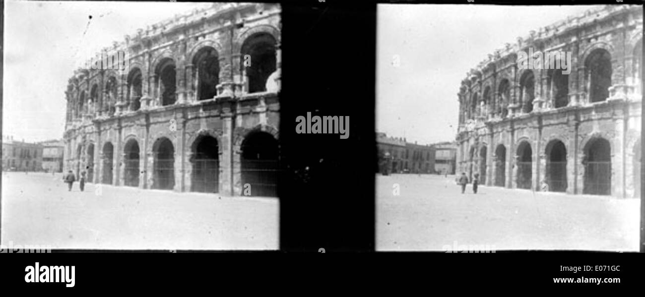 'Les arènes, Nîmes' représente l'amphithéâtre romain de Nîmes, en France. Cette image historique reflète la grandeur architecturale et l'importance culturelle de l'ancienne structure, qui remonte au Ier siècle de notre ère et reste un symbole de l'ingénierie romaine. Banque D'Images