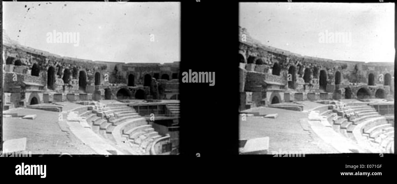 Cette illustration montre l'intérieur de l'arène romaine de Nîmes, en France. Il fournit une vue détaillée de l'architecture, en mettant l'accent sur les niveaux de sièges et la grandeur de la structure. Banque D'Images