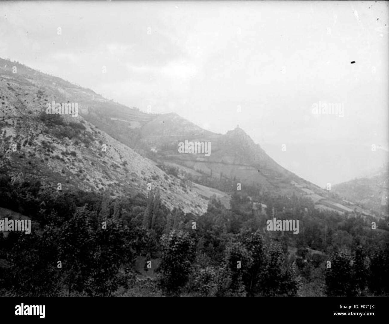 Cette vue panoramique sur les montagnes près de Saurat, Ariège, offre une représentation détaillée du paysage. L'œuvre capture la beauté naturelle et la topographie de la région, mettant en valeur le terrain environnant et les montagnes lointaines. Banque D'Images