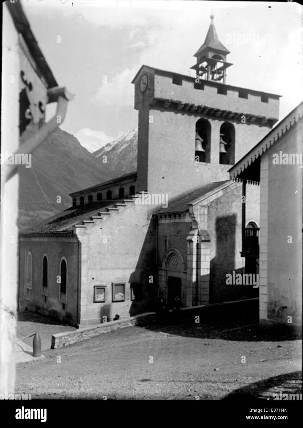 Photographie d'une église dans un village de l'Ariège en France. L'église, située dans un cadre pittoresque, reflète l'architecture historique de la région. Banque D'Images