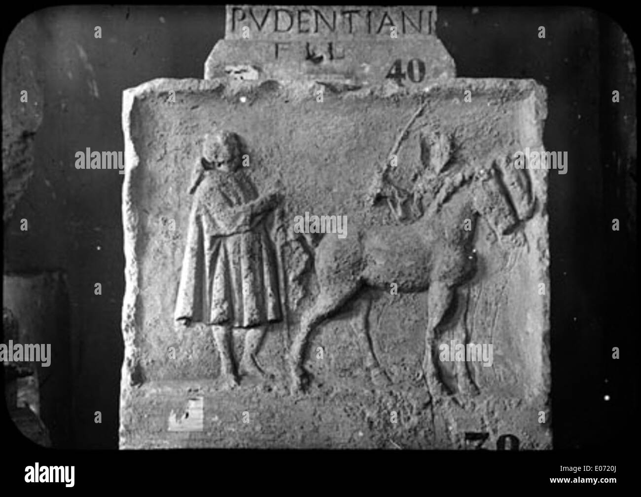 Ce bas-relief gallo-romain représente un marchand de chevaux, offrant un aperçu de la vie quotidienne et du commerce de la France antique. Le relief fait partie de la collection Pudentiani de la Bibliothèque de Toulouse, mettant en valeur l'art gallo-romain et les pratiques commerciales. Banque D'Images