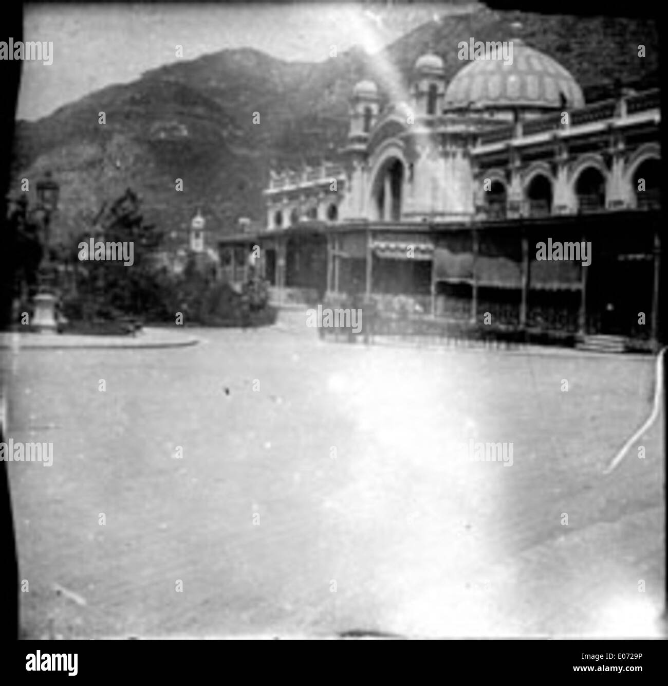 Photographie du Café de Paris à Monte-Carlo, vue de côté, prise vers 1905. L'image fait partie de la collection de la Bibliothèque de Toulouse. Banque D'Images