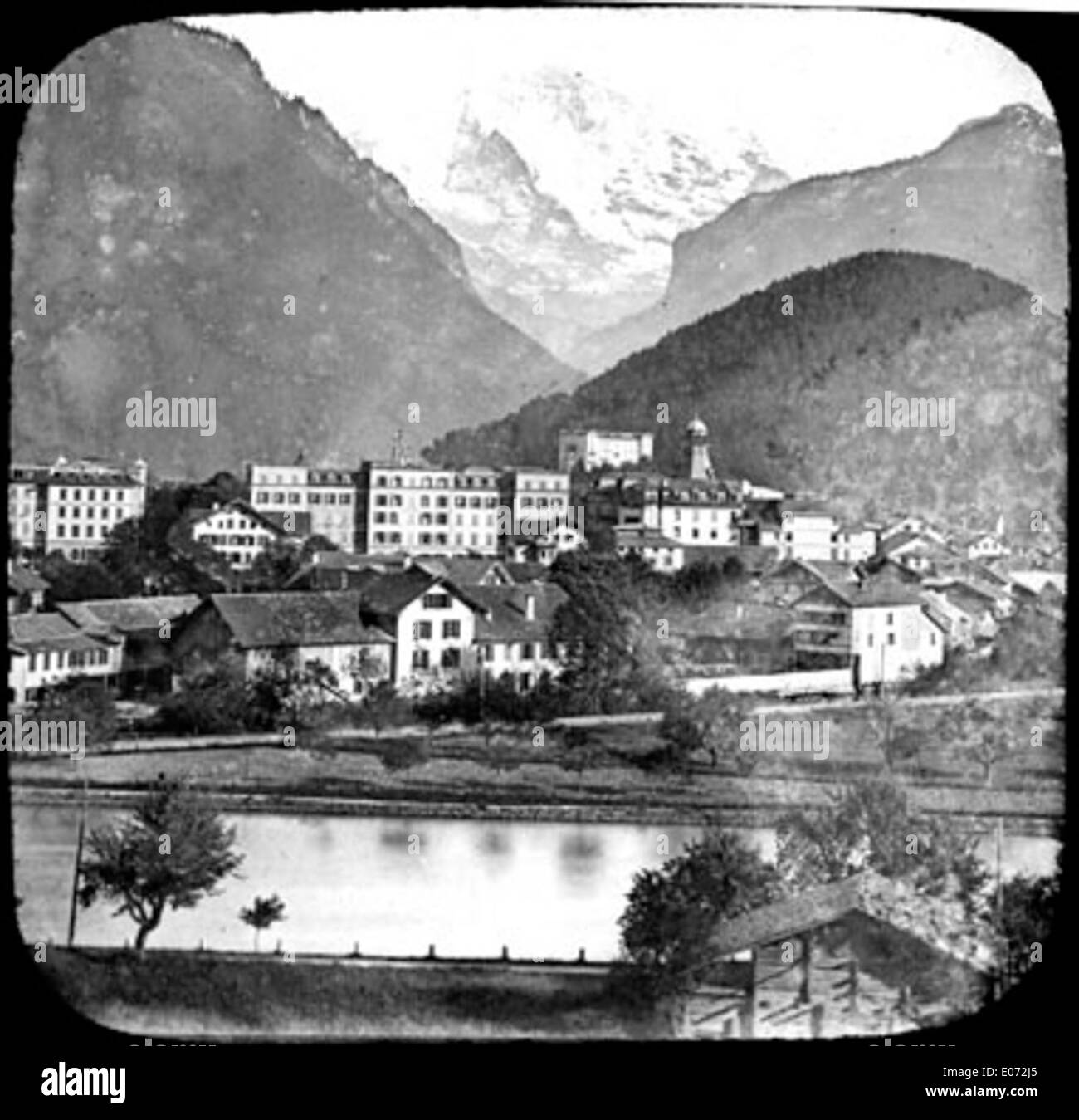 Cette vue panoramique sur la ville d'Interlaken, située dans le canton de Berne, en Suisse, offre une vue panoramique sur le paysage pittoresque. Entouré de montagnes et niché par des lacs, Interlaken est une destination populaire connue pour sa beauté naturelle et ses activités de plein air. Banque D'Images