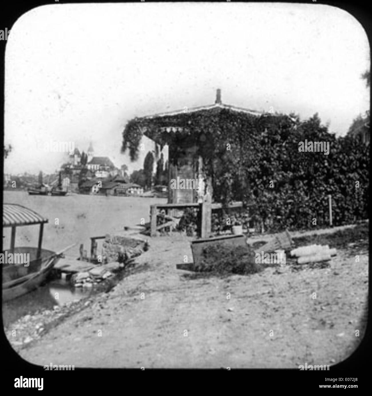 Cette peinture du XIXe siècle représente un départ en bateau sur le lac de Thoune dans le canton de Berne, en Suisse. Le paysage serein capture la tranquillité du lac et des montagnes environnantes. Banque D'Images