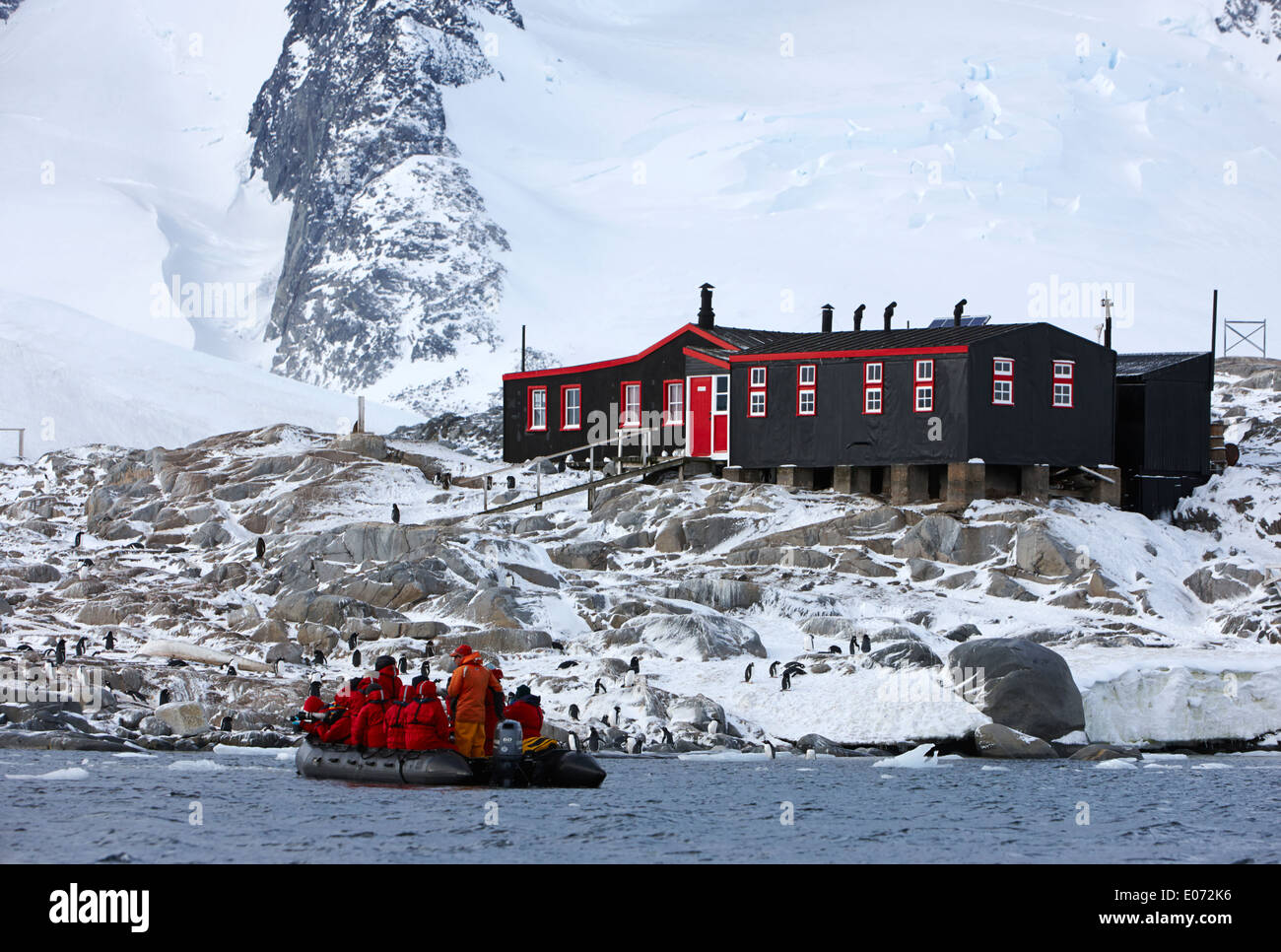 Approches zodiac touristiques maison bransfield port lockroy British Antarctic Heritage Trust sur la station antarctique île goudier Banque D'Images