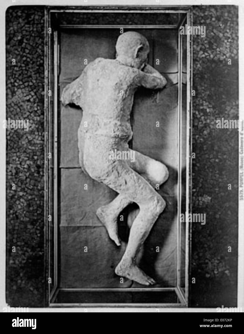 Cette image montre un corps humain préservé par des cendres volcaniques suite à l’éruption du Vésuve. Le corps a été découvert à Pompéi, fournissant un instantané obsédant de la vie ancienne et de l'éruption catastrophique qui a détruit la ville. Banque D'Images