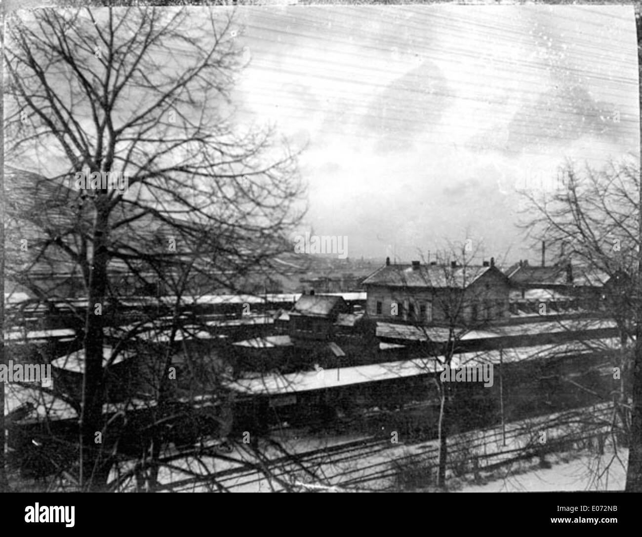 *La gare et les voies* représente une gare et des voies ferrées dans la région d'Essen en Rhénanie-du-Nord-Westphalie, Allemagne. Cette œuvre du XIXe siècle met en lumière l'impact de la révolution industrielle sur les transports et le développement urbain en Europe. Banque D'Images