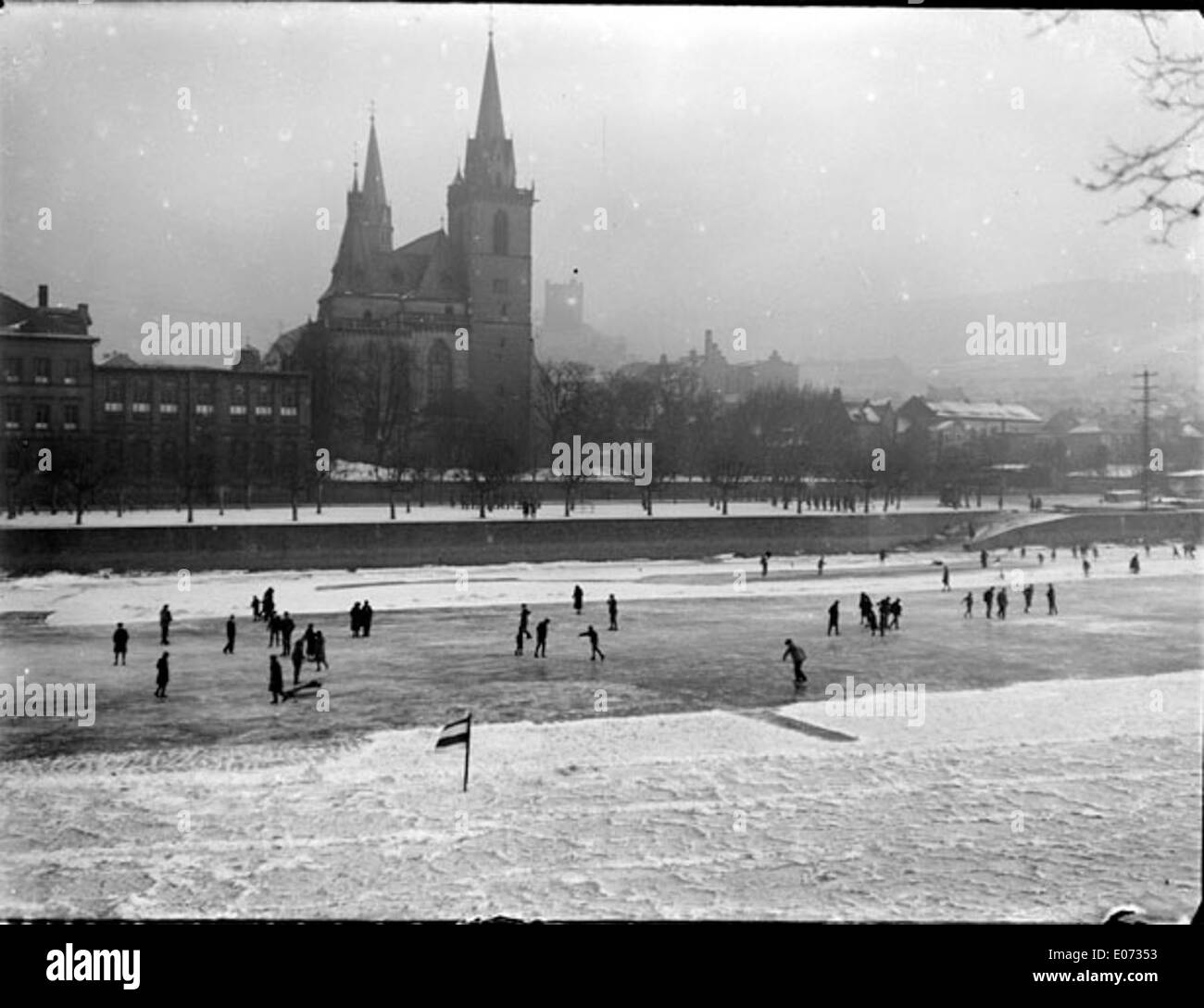 Cette œuvre représente des patineurs sur le Rhin gelé devant la cathédrale de Bingen, en Rhénanie-Palatinat. La scène capture la beauté et la vivacité des activités hivernales, avec des patineurs glissant sur la surface glacée tandis que la majestueuse cathédrale se dresse en arrière-plan. L'image souligne l'importance culturelle du Rhin et des traditions hivernales. Banque D'Images