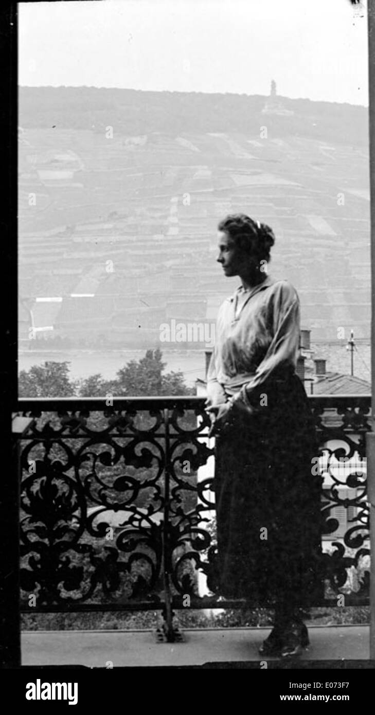 Laure sur le balcon avec vue sur la ville de Bingen, en Allemagne, capture un moment pittoresque surplombant la ville avec le Rhin au loin. L'image reflète le cadre charmant de cette région historique en Allemagne. Banque D'Images