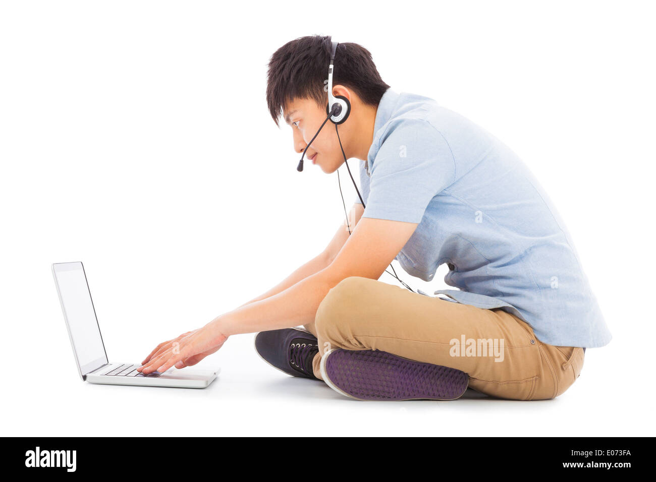 Jeune homme détente sur parole et écouter de la musique Banque D'Images
