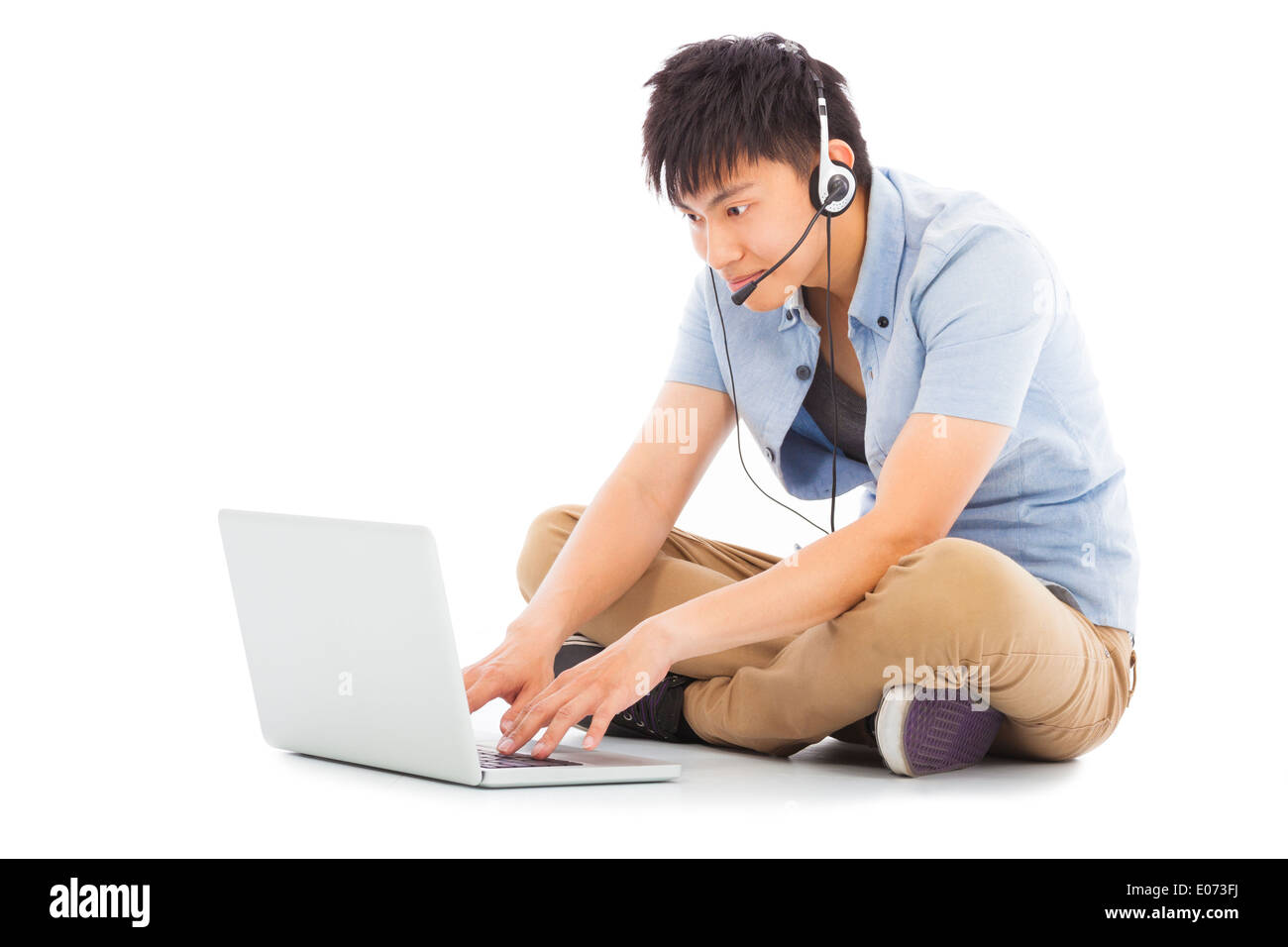 Jeune homme reposant sur le sol et l'apprentissage de la langue Banque D'Images
