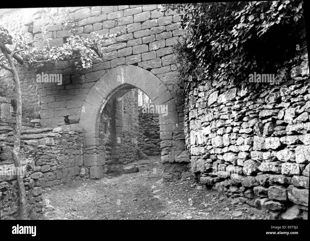 Une photographie de la porte en arc bris (arc brisé) en style lancette, faisant partie des remparts de la Bibliothèque de Toulouse. Le style architectural met en valeur le design médiéval français et les fortifications historiques, caractéristiques du patrimoine toulousain. Banque D'Images