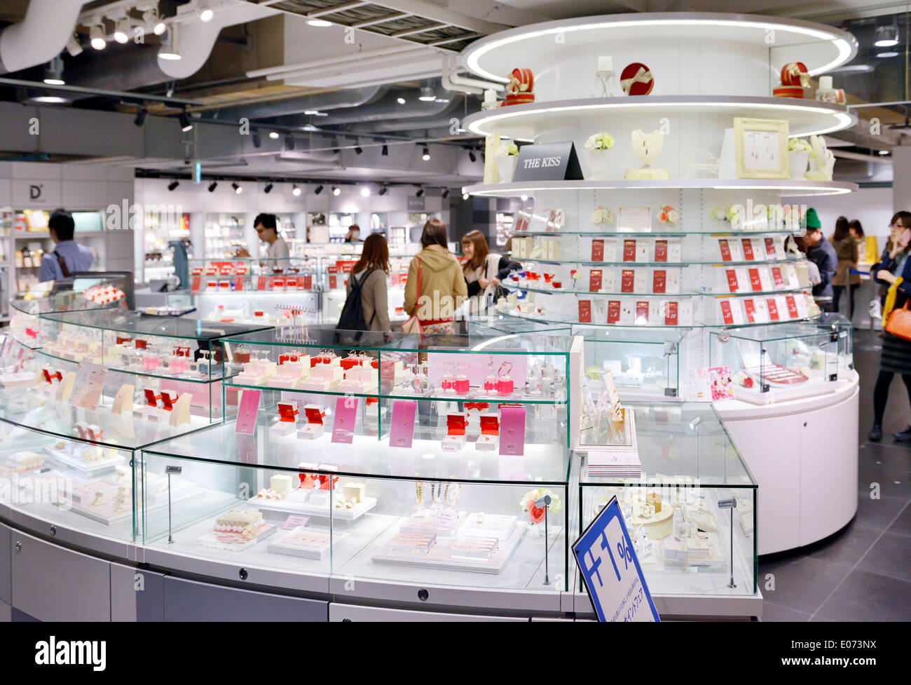 Le baiser dans le loft d'affichage Bijoux store à Tokyo, Japon Banque D'Images