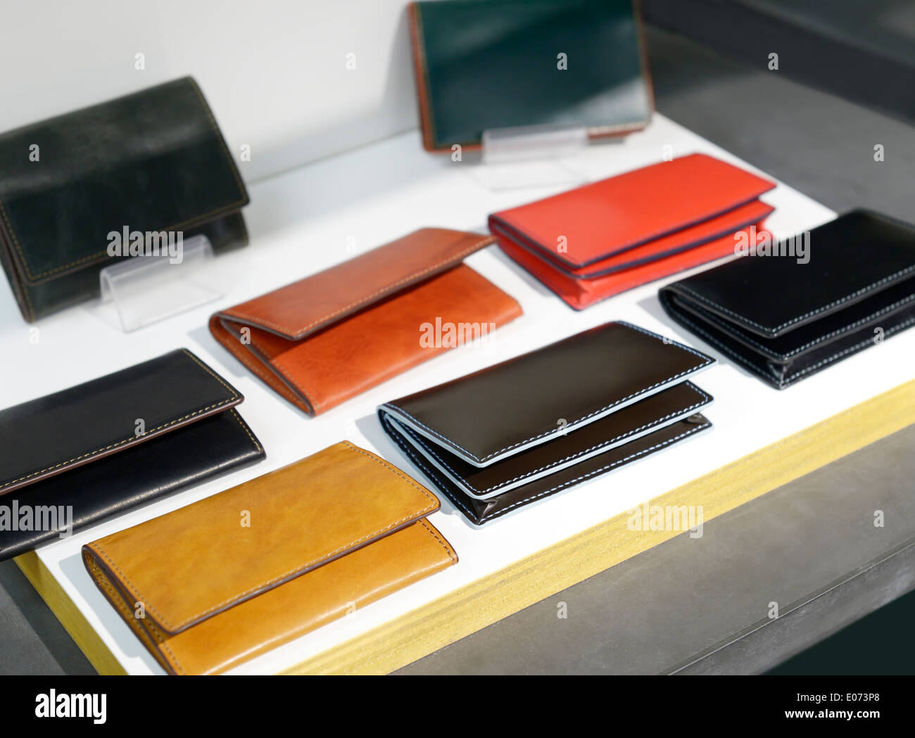 Pliage portefeuille en cuir pour hommes en exposition dans un magasin Banque D'Images