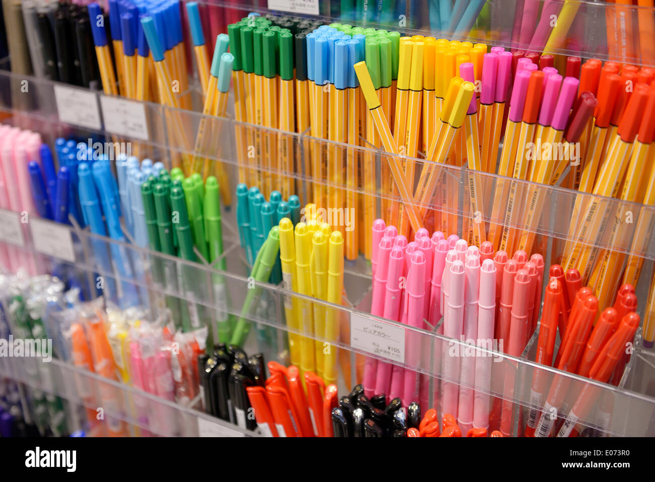 Les stylos colorés sur l'écran dans un magasin, abstract background Banque D'Images