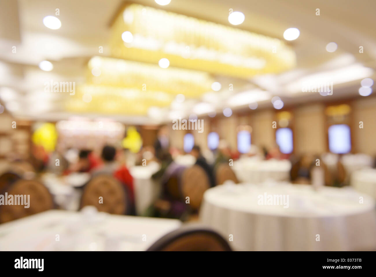 Abstract out-of-focus photo de personnes dans un restaurant bien éclairées. Banque D'Images