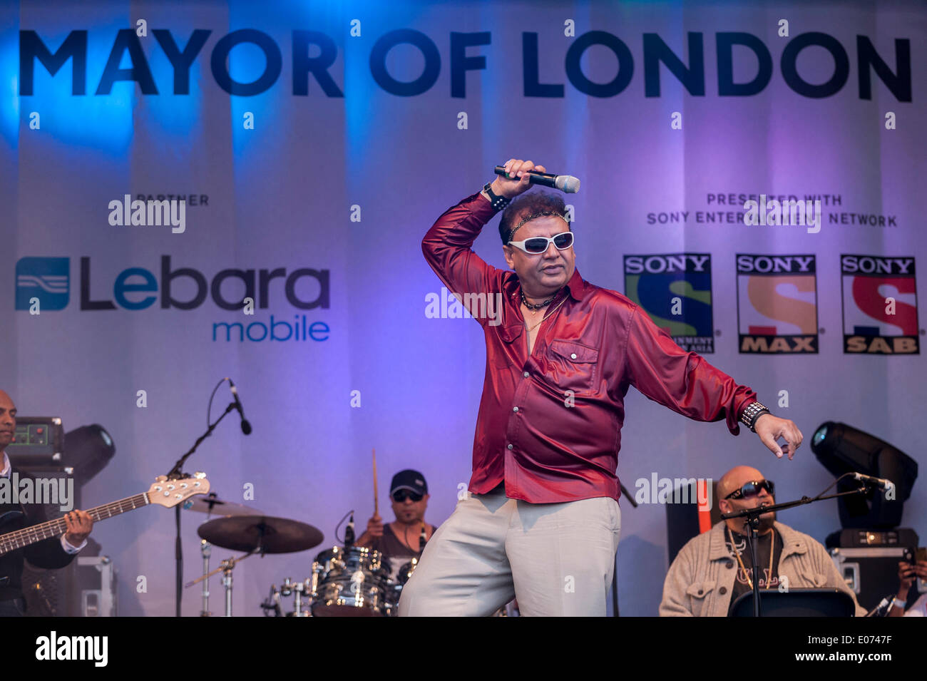 Trafalgar Square, Londres, Royaume-Uni. 4 mai 2014. Le maire de Londres a invité les Londoniens pour célébrer Vaisakhi, le début de la nouvelle année Sikh en regardant la scène en direct organisé par Sony Entertainment Network. Présenté : Premi Johal, chanteur de Felice, et connu sous le nom de 'roi de scène" par ses fans. Crédit : Stephen Chung/Alamy Live News Banque D'Images