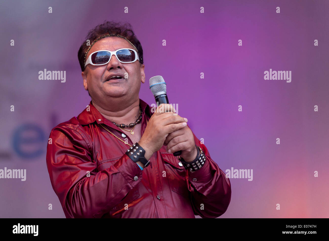 Trafalgar Square, Londres, Royaume-Uni. 4 mai 2014. Le maire de Londres a invité les Londoniens pour célébrer Vaisakhi, le début de la nouvelle année Sikh en regardant la scène en direct organisé par Sony Entertainment Network. Présenté : Premi Johal, chanteur de Felice, et connu sous le nom de 'roi de scène" par ses fans. Crédit : Stephen Chung/Alamy Live News Banque D'Images