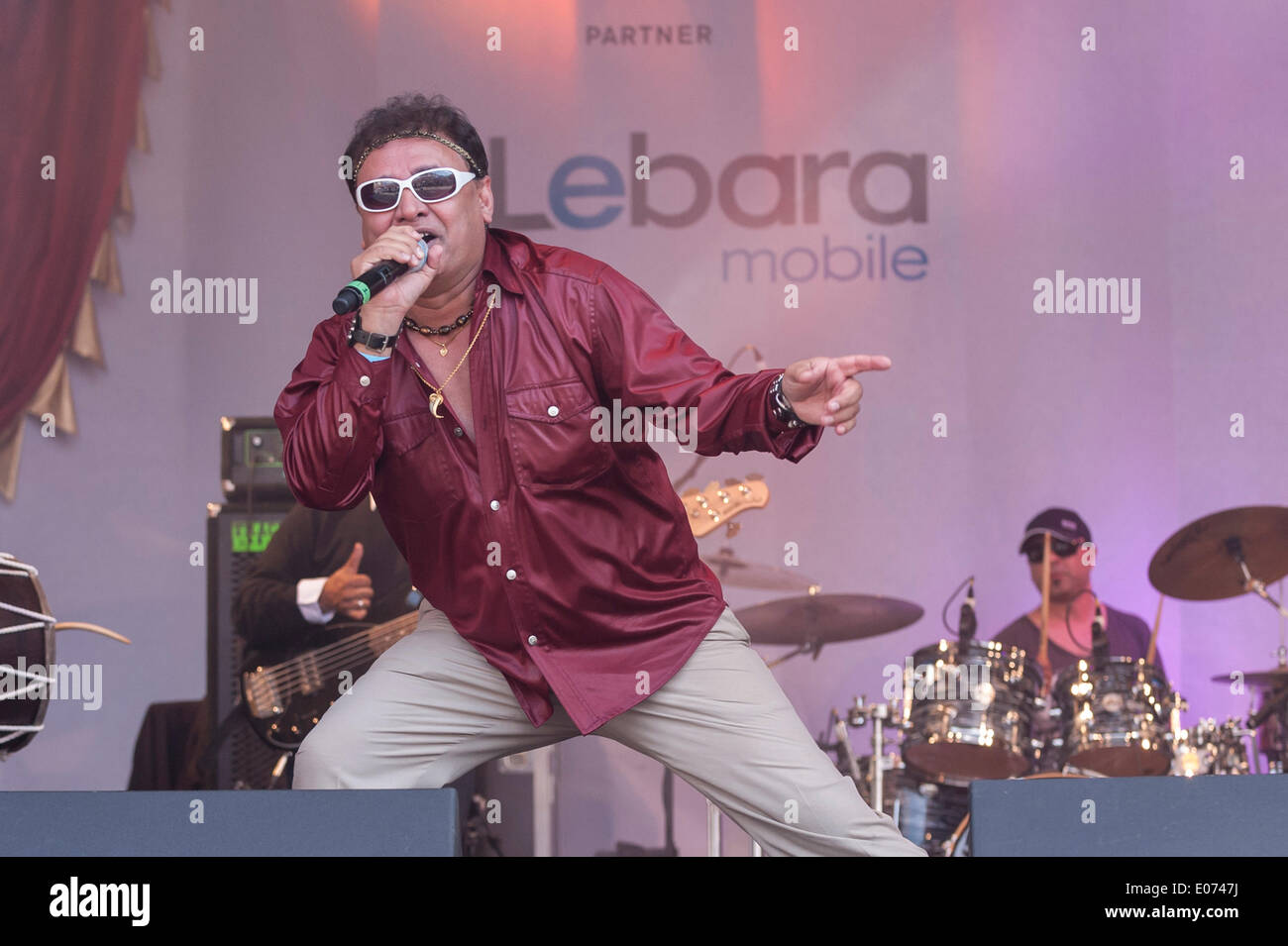 Trafalgar Square, Londres, Royaume-Uni. 4 mai 2014. Le maire de Londres a invité les Londoniens pour célébrer Vaisakhi, le début de la nouvelle année Sikh en regardant la scène en direct organisé par Sony Entertainment Network. Présenté : Premi Johal, chanteur de Felice, et connu sous le nom de 'roi de scène" par ses fans. Crédit : Stephen Chung/Alamy Live News Banque D'Images