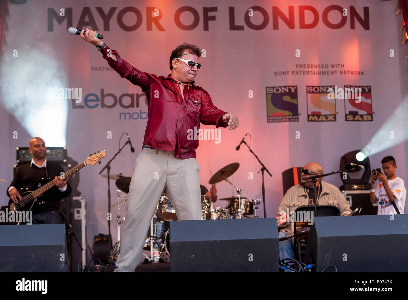 Trafalgar Square, Londres, Royaume-Uni. 4 mai 2014. Le maire de Londres a invité les Londoniens pour célébrer Vaisakhi, le début de la nouvelle année Sikh en regardant la scène en direct organisé par Sony Entertainment Network. Présenté : Premi Johal, chanteur de Felice, et connu sous le nom de 'roi de scène" par ses fans. Crédit : Stephen Chung/Alamy Live News Banque D'Images