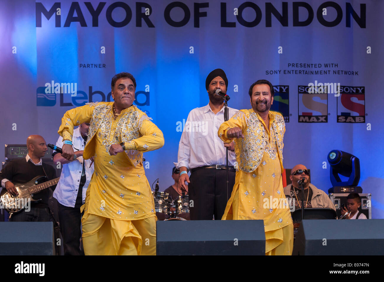 Trafalgar Square, Londres, Royaume-Uni. 4 mai 2014. Le maire de Londres a invité les Londoniens pour célébrer Vaisakhi, le début de la nouvelle année Sikh en regardant la scène en direct organisé par Sony Entertainment Network. Présenté : Heera, l'un des pionniers de la musique indienne bandes. Crédit : Stephen Chung/Alamy Live News Banque D'Images