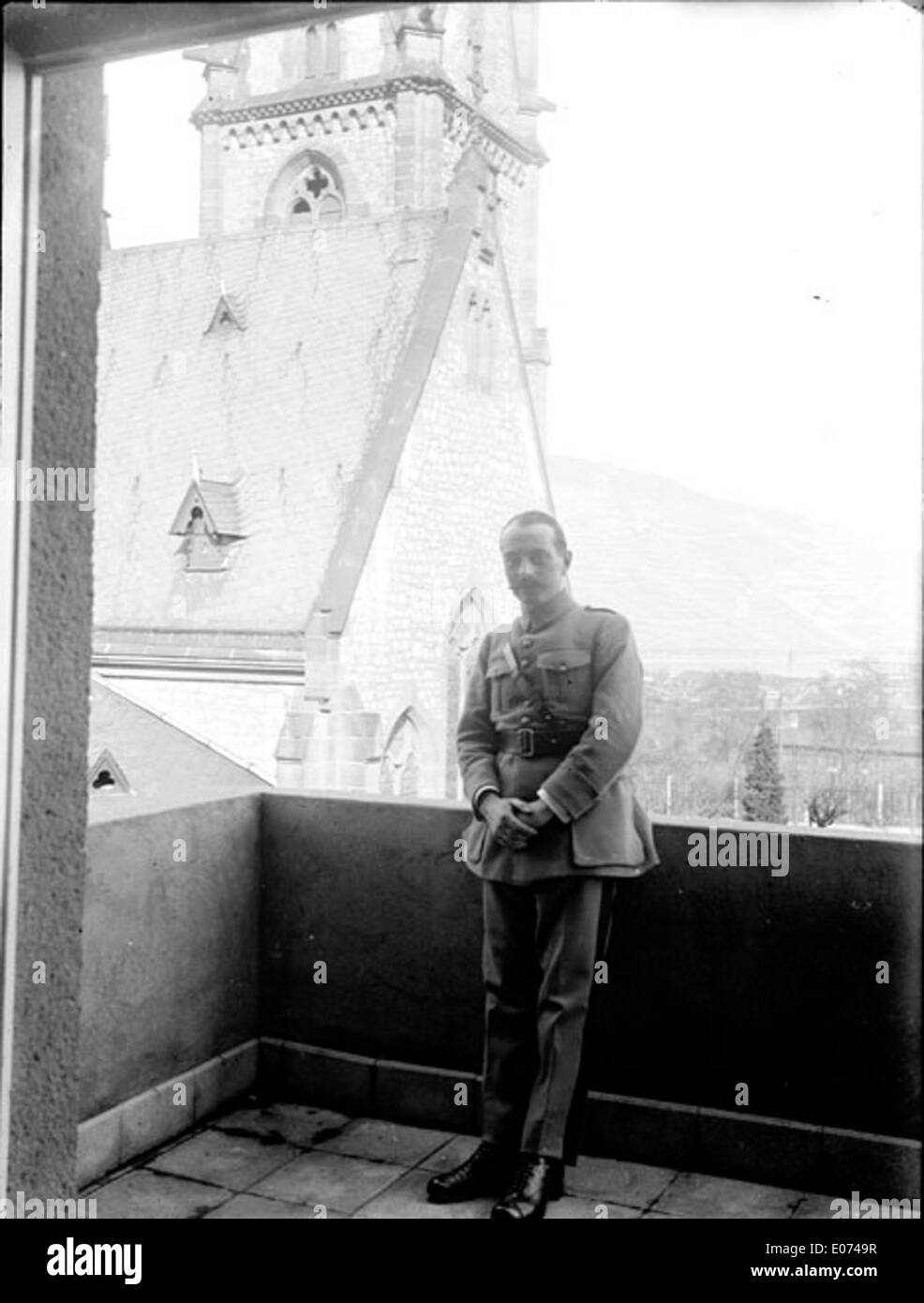 Cette œuvre, identifiée par le code C003351, présente une représentation abstraite de son objet. La peinture capture l'esprit de l'art moderne avec son utilisation de formes dynamiques et de couleurs contrastées, invoquant des émotions chez le spectateur. Banque D'Images