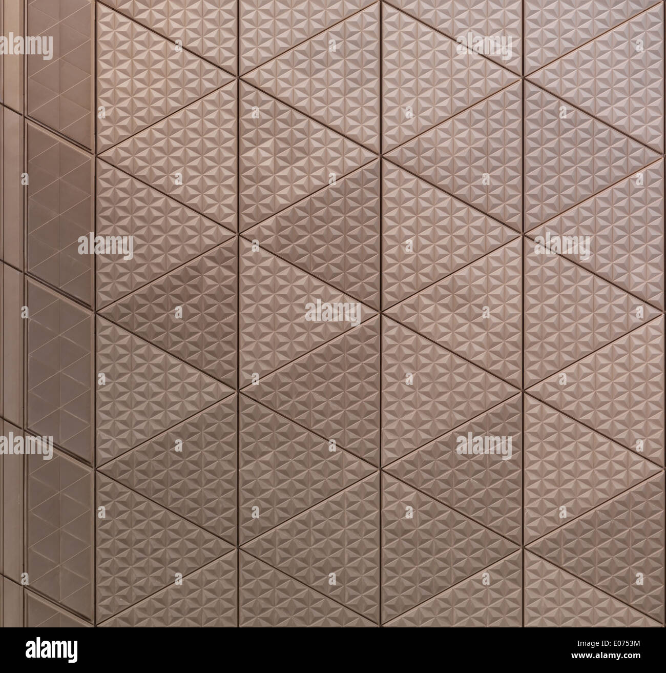 Résumé La texture de métal élément architectural avec modèle triangulaire Banque D'Images