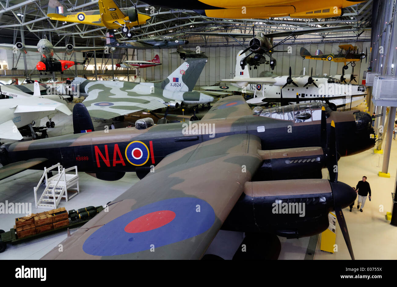 L'Avro Lancaster Bomber dans l'air de Duxford Museum Banque D'Images