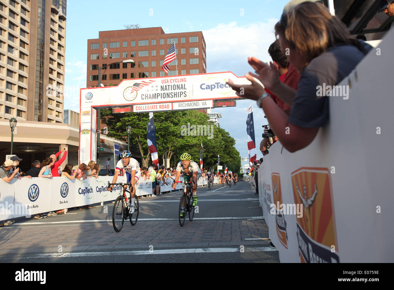 Richmond, Virginia, USA. 4 mai, 2014. Coureurs franchir la ligne d'arrivée des 2014 USA Cycling Route CapTech Collegiate Championnat National division one road Race à Richmond, en Virginie, le samedi 3 mai 2014. © Scott P. Yates/ZUMAPRESS.com/Alamy Live News Banque D'Images