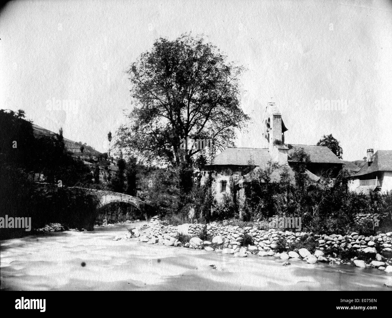 Cet événement historique du 18 juillet 1882 marque un moment clé de l’histoire française. L'incident, capturé dans la documentation, reflète la dynamique politique et sociale de la période, offrant un aperçu des événements importants de la fin du XIXe siècle. Banque D'Images