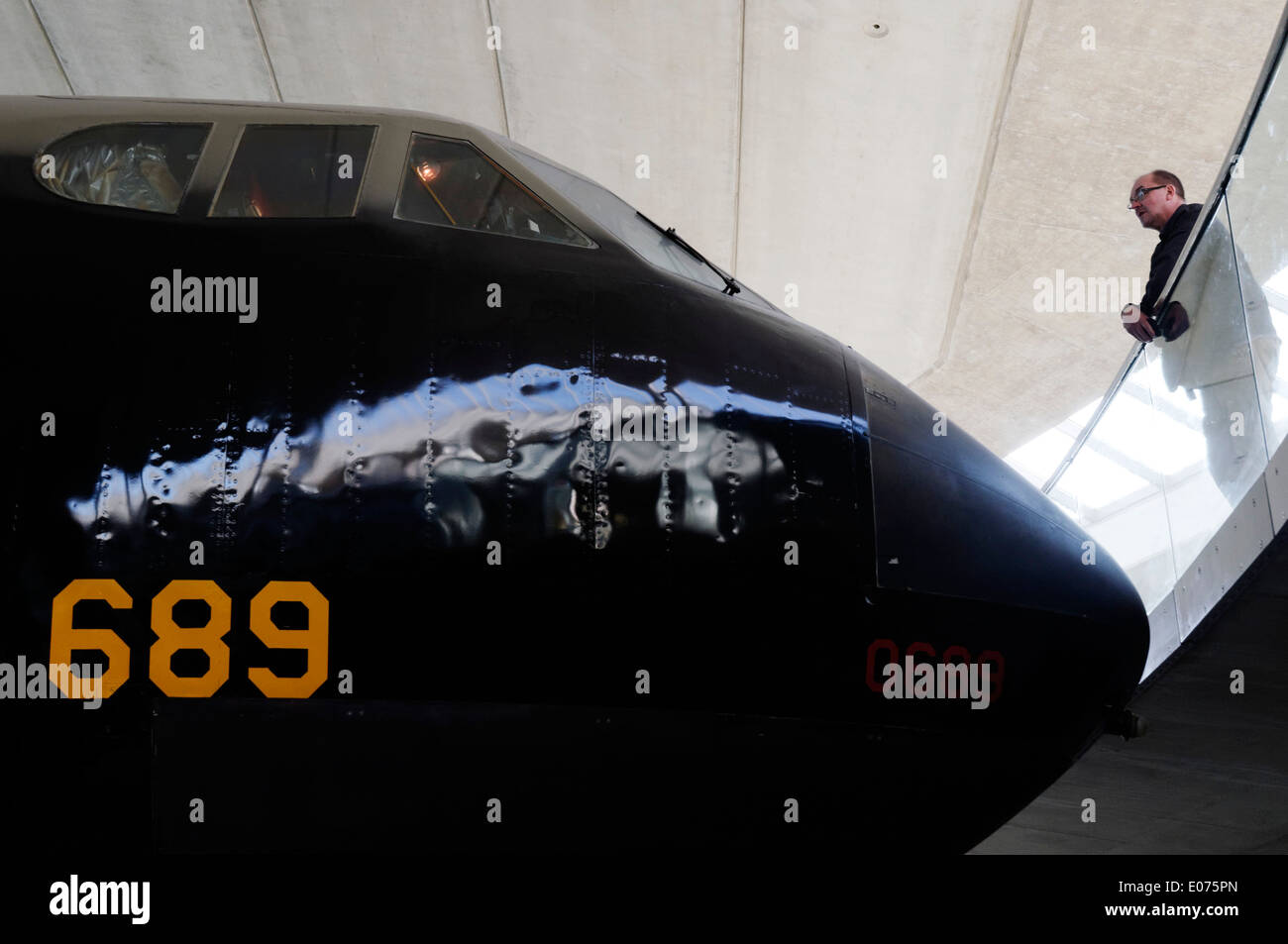 Un homme à la recherche de l'énorme Boeing B-52 Stratofortress exposé au Musée de l'air de Duxford Banque D'Images