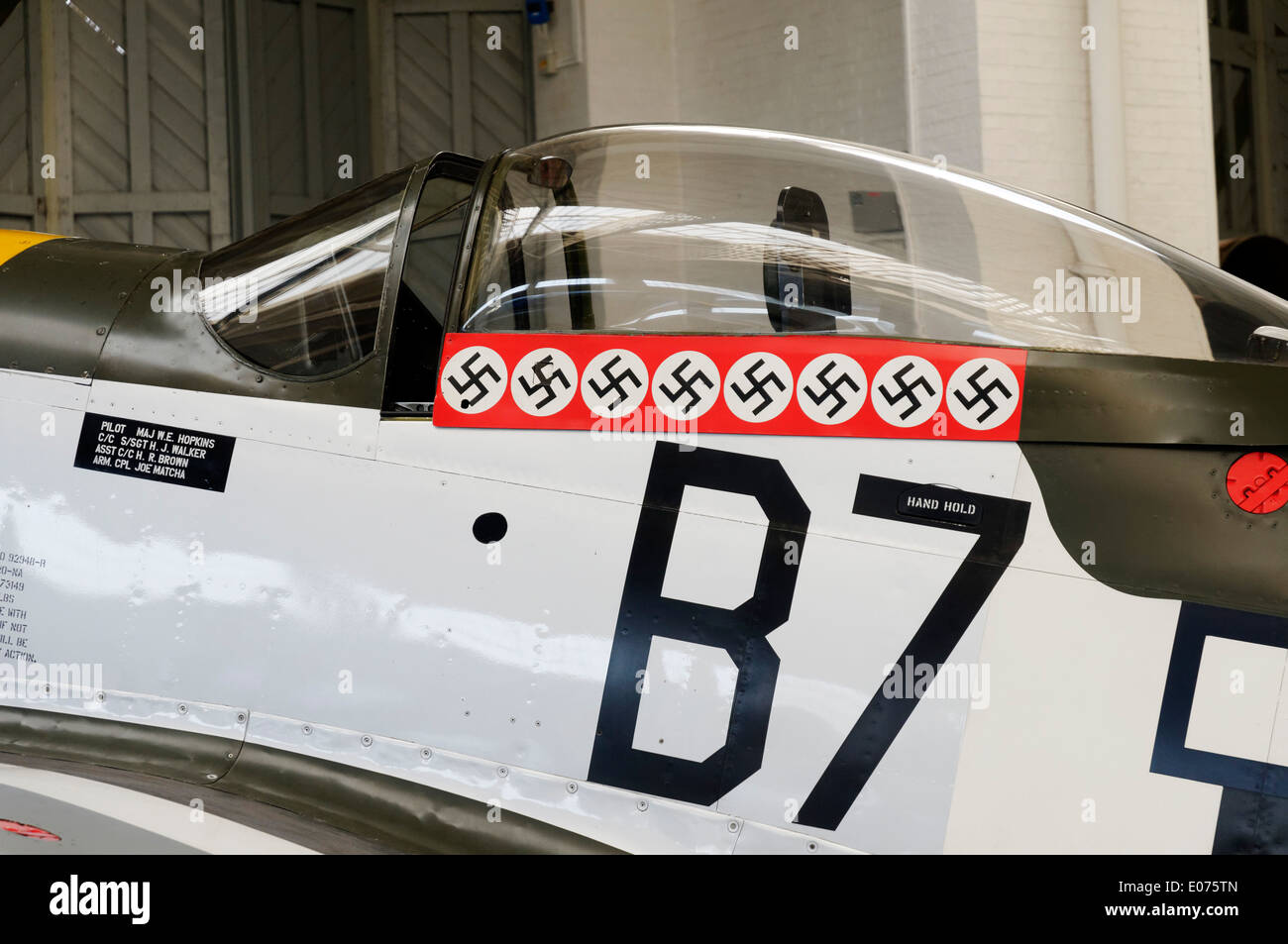 Le poste de pilotage d'un North American P-51 Mustang fighter avec 8 croix gammées marquant des avions allemands abattus à Duxford Air Museum Banque D'Images