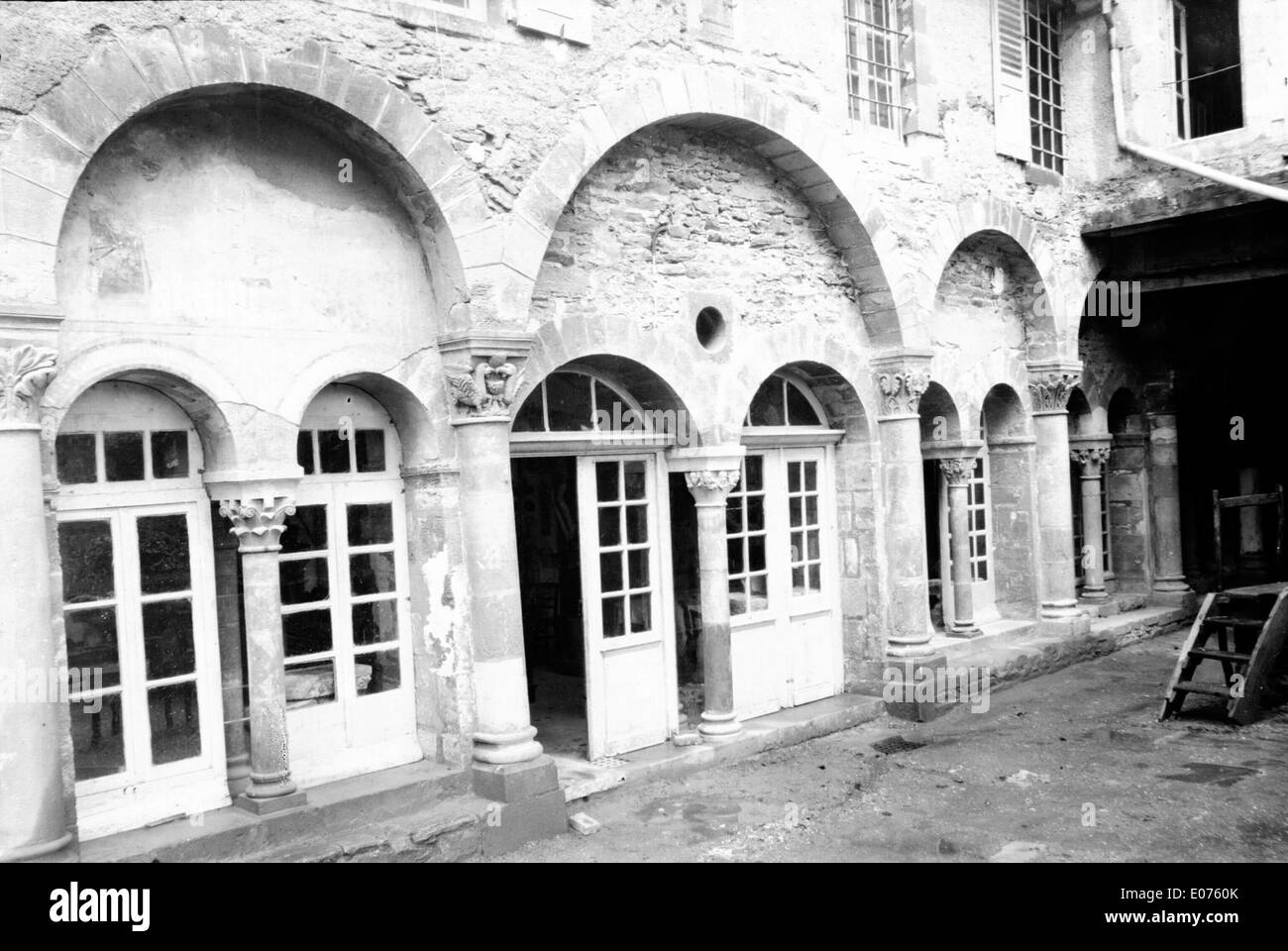 Le cloître de l'église de Conques en Aveyron, en France, présente une architecture romane complexe, avec des sculptures en pierre finement travaillées et des détails architecturaux datant du 11ème siècle. Banque D'Images