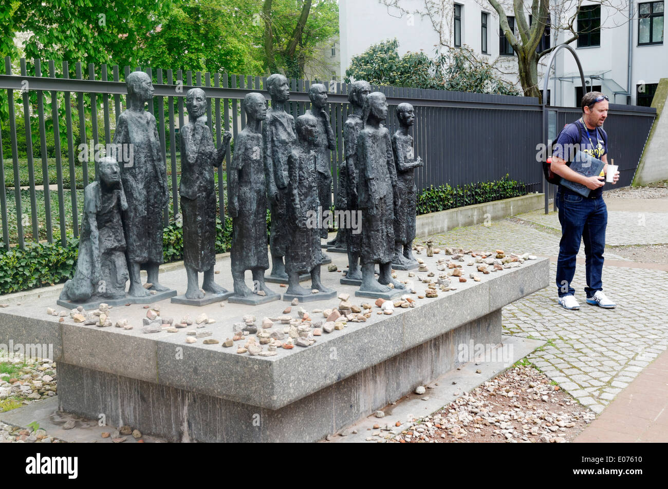 Une visite guidée d'un groupe par un Holocaust Memorial sur Grosshamburgertrasse, Berlin Banque D'Images