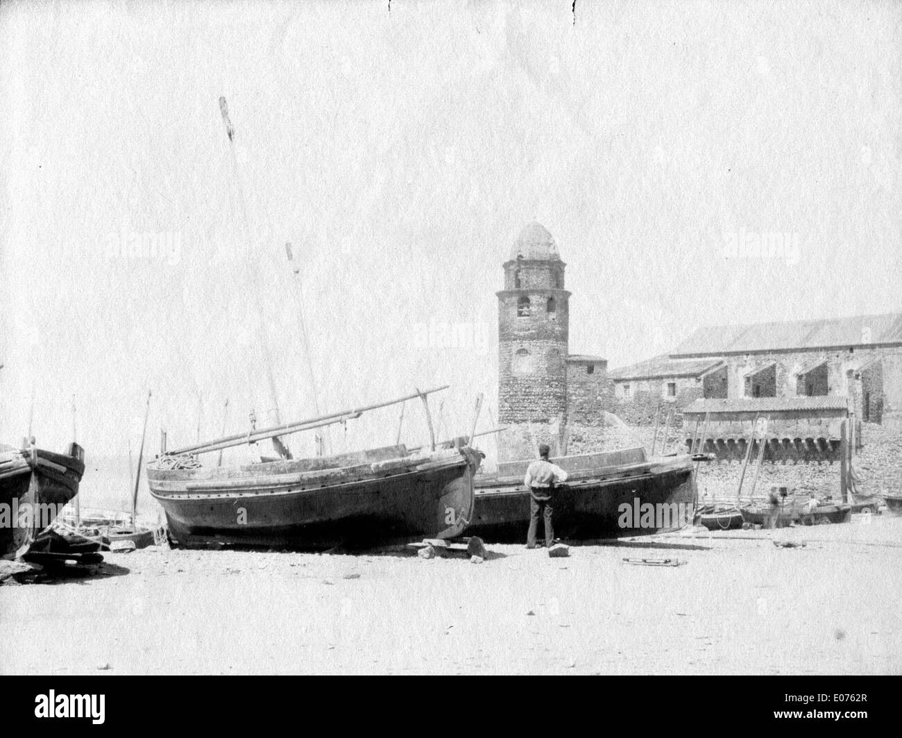 'Sur le port, Collioure, juin 1883' capture le port de Collioure, en France, pendant l'été 1883. La peinture dépeint l'atmosphère animée du port avec des bateaux, des figures et des couleurs vibrantes typiques du mouvement impressionniste français. Banque D'Images