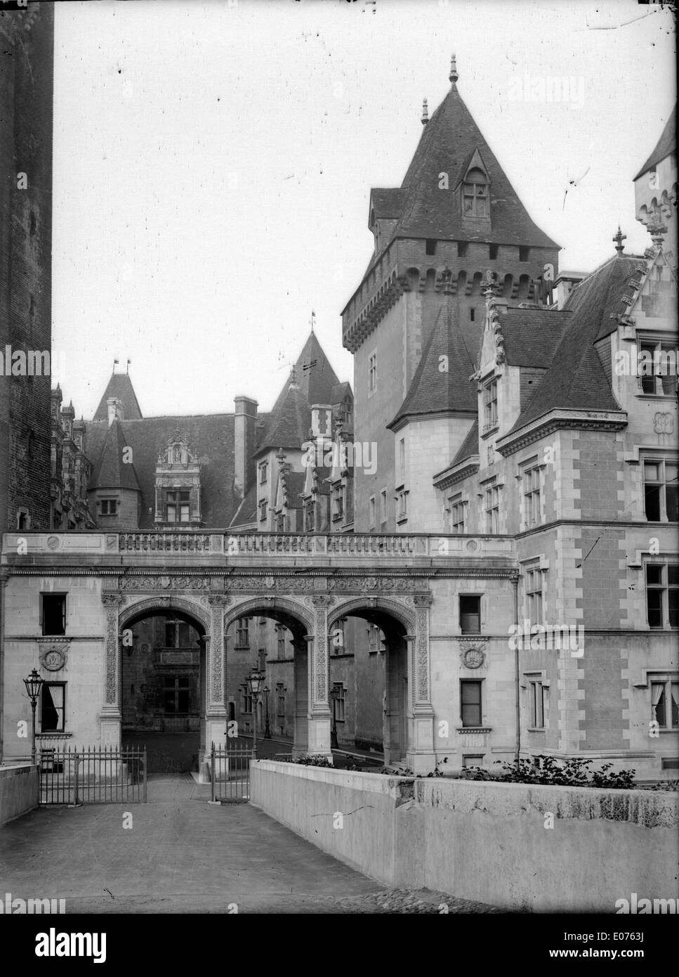 Le Château de Pau, situé dans le sud-ouest de la France, est un château historique qui fut le lieu de naissance du roi Henri IV de France. Il est un exemple parfait de l'architecture de la Renaissance française et est un symbole de l'histoire royale du pays. Banque D'Images