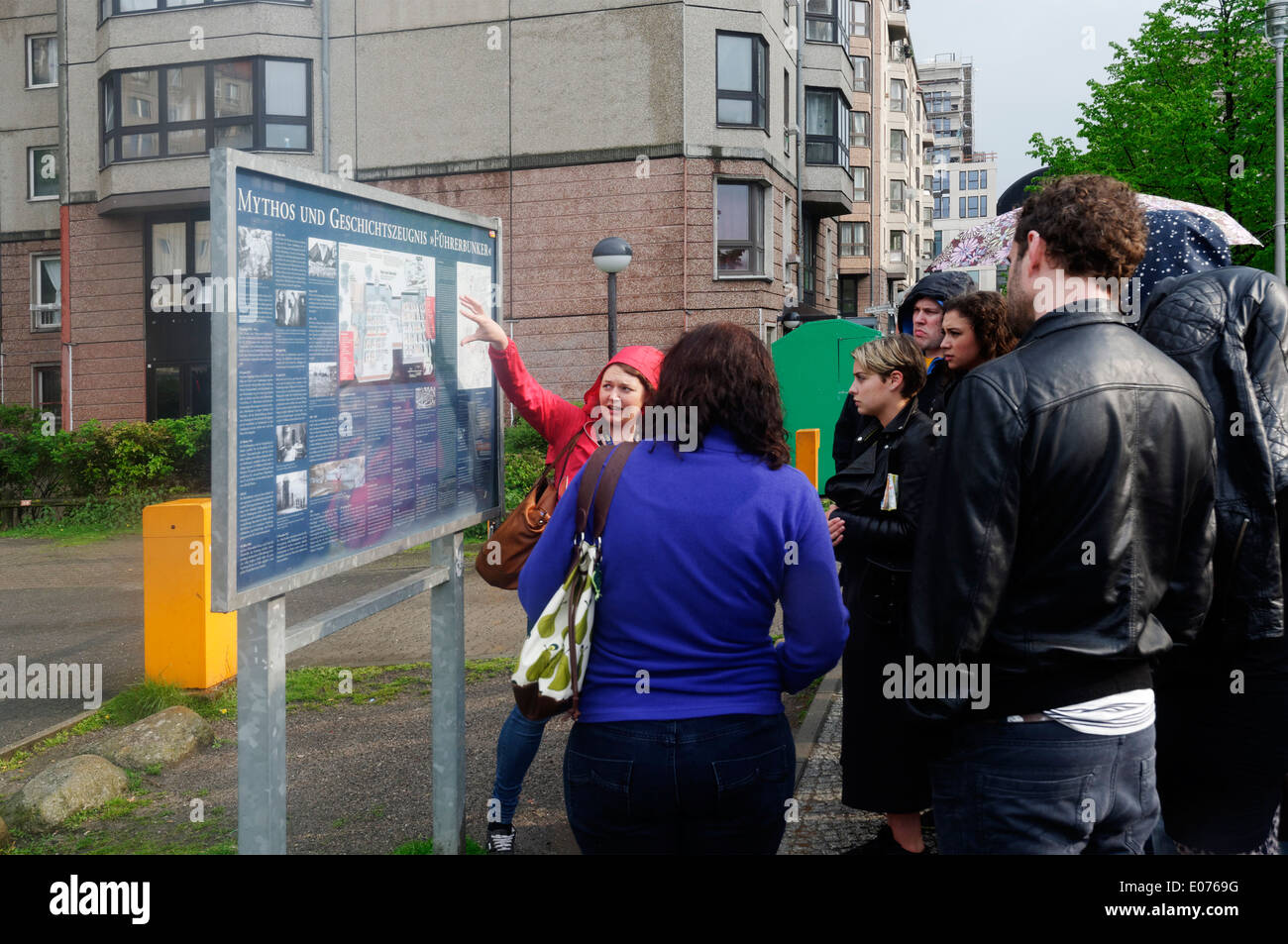 Les touristes pour une visite à pied de Berlin réunis autour de l'enseigne qui indique l'emplacement de bunker Hitler Banque D'Images