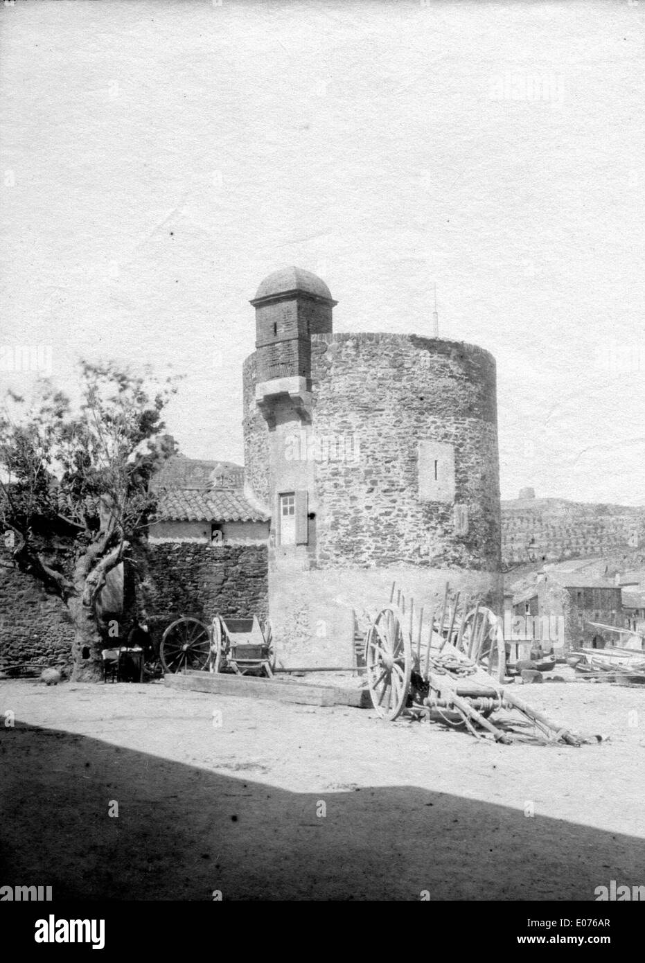 'Tour sur le port, Collioure, juin 1883' est une peinture paysagère de l'artiste français représentant le port de Collioure, capturant l'atmosphère calme et sereine de cette ville côtière du sud de la France, avec sa tour emblématique de surveillance debout sur le port. Banque D'Images
