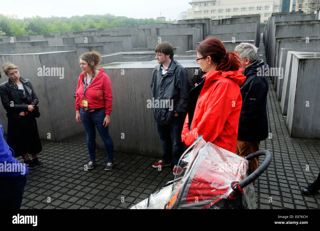 Un guide parlant à un groupe en voyage organisé le mémorial de l'Holocauste à Berlin Banque D'Images