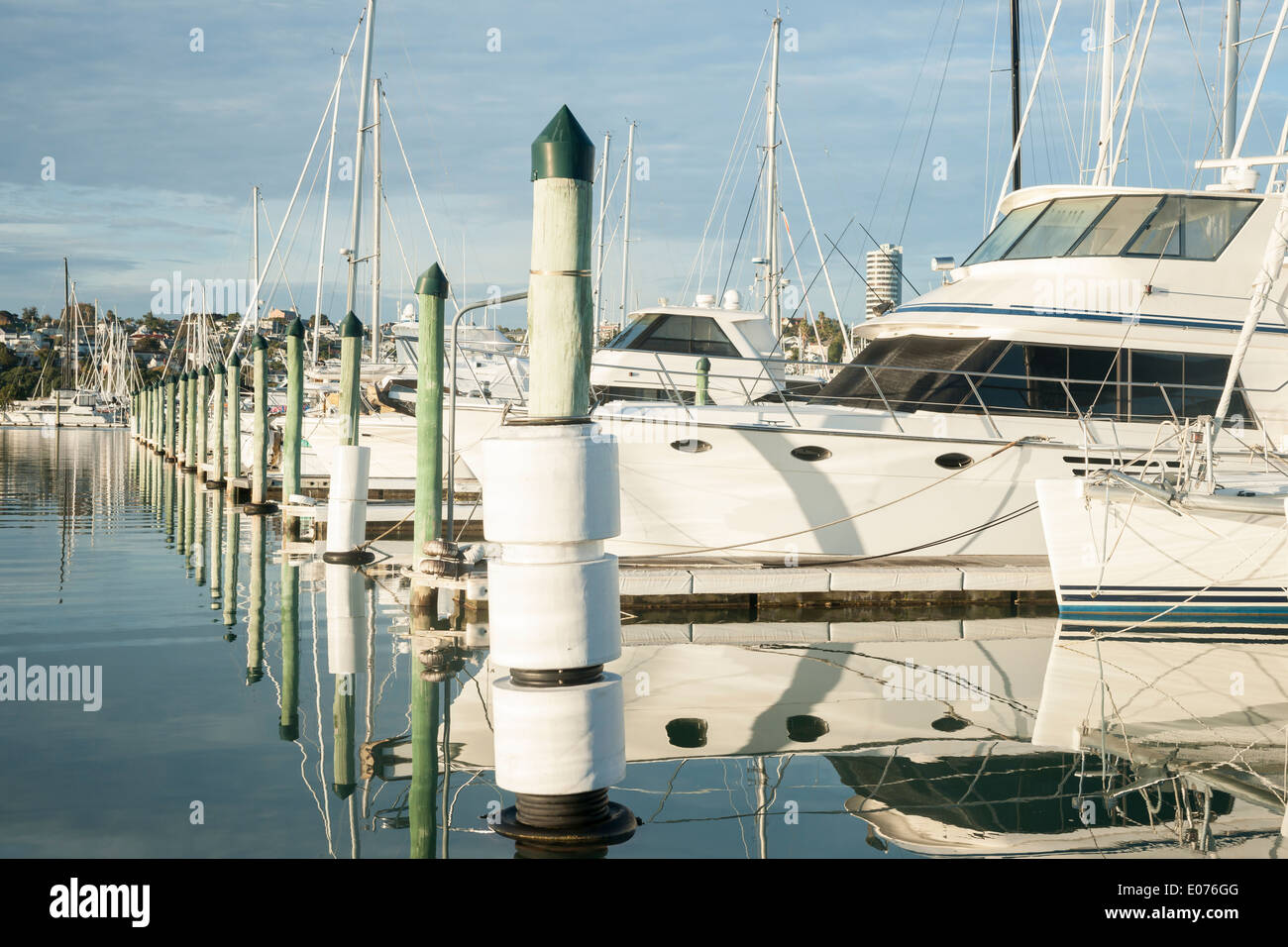 Bateau bateaux amarrés dans Westhaven Marina, Auckland Nouvelle zélande en mars 2014. Banque D'Images