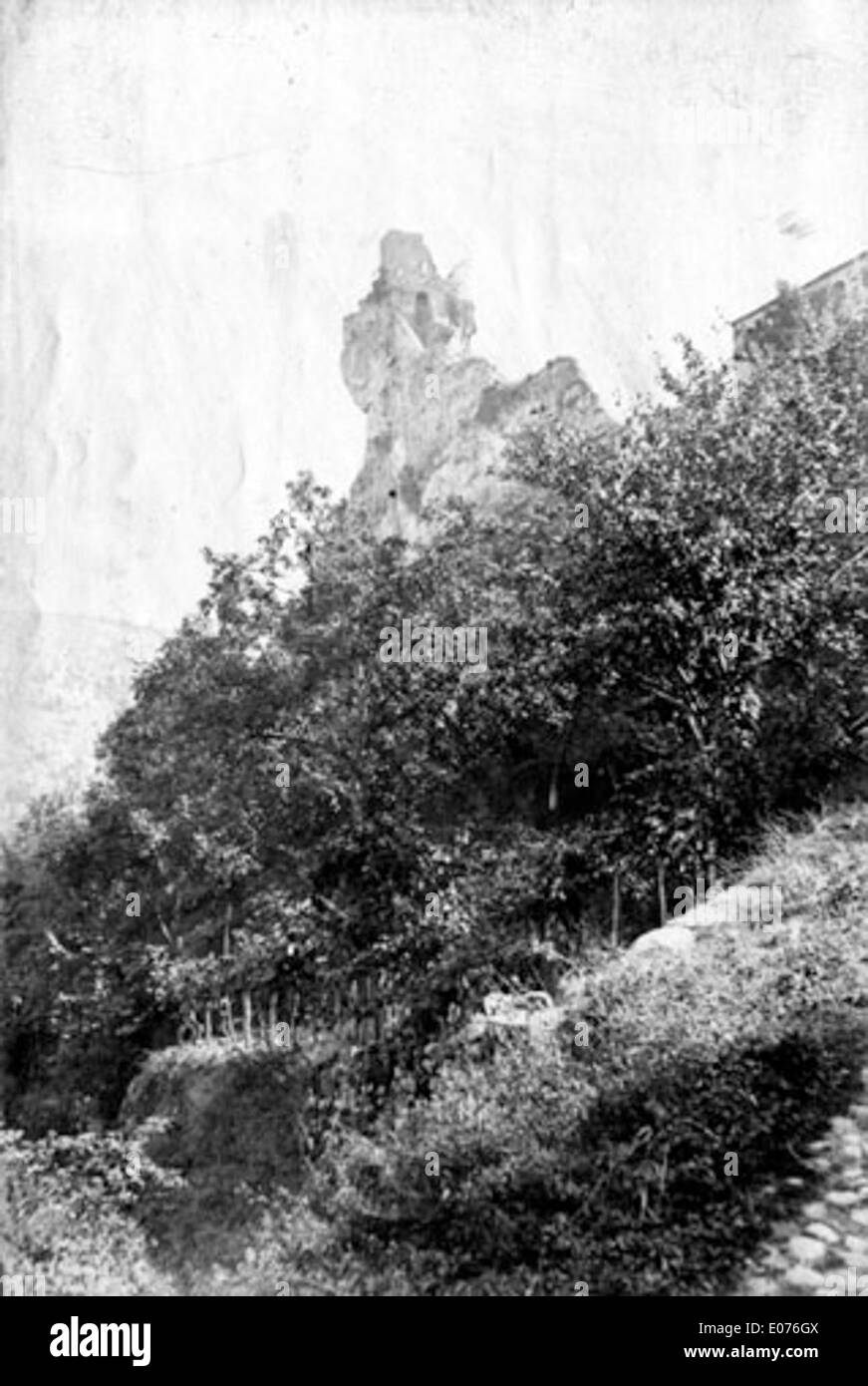 L'image représente le Donjon de Penne, tel qu'il apparaissait en septembre 1889. Située dans le sud de la France, cette structure médiévale est un élément important de l'architecture historique de Penne. Il représente la force et l'importance stratégique des châteaux médiévaux dans la région, offrant un aperçu du passé des fortifications françaises. Banque D'Images