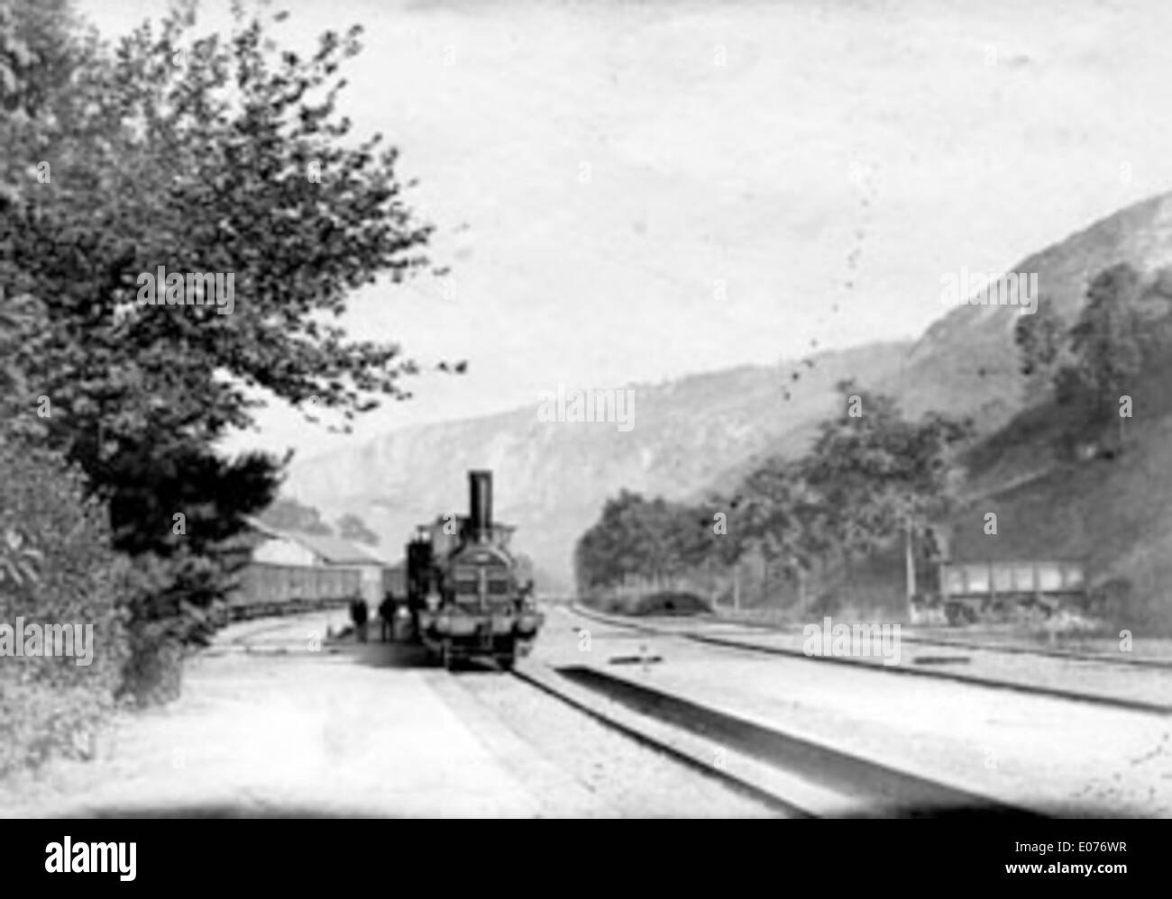 Le tableau « locomotive dans la gare, Saint-Antonin » de septembre 1889 présente une locomotive à vapeur à la gare de Saint-Antonin, en France, capturant l'ère de la révolution industrielle du transport. Banque D'Images