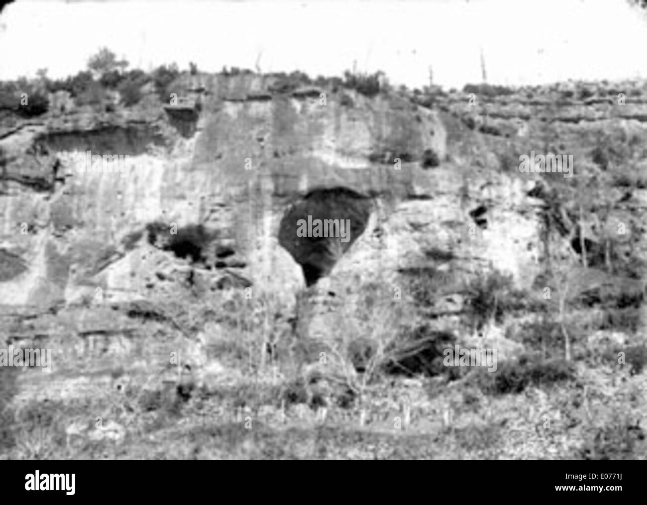 La Grotte de Penne est une grotte située dans le sud de la France, connue pour son rocher préhistorique La grotte présente d'anciennes gravures et peintures qui offrent un aperçu de la vie des premiers humains dans la région. Banque D'Images