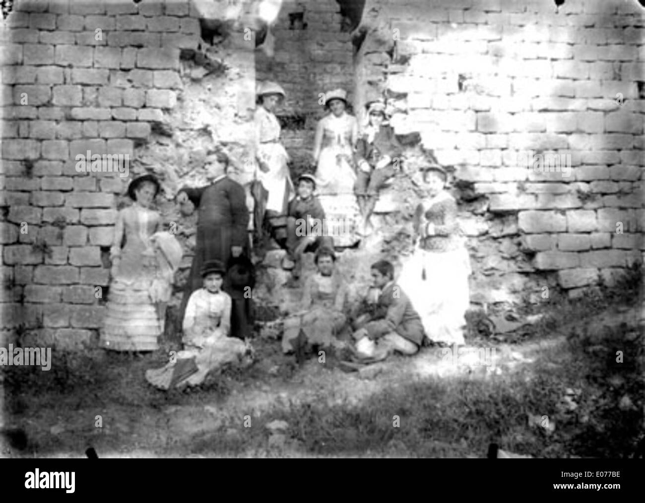 Ce portrait représente un groupe de personnes, capturant un moment social ou historique significatif, mettant en évidence les relations et le caractère des individus impliqués. Banque D'Images