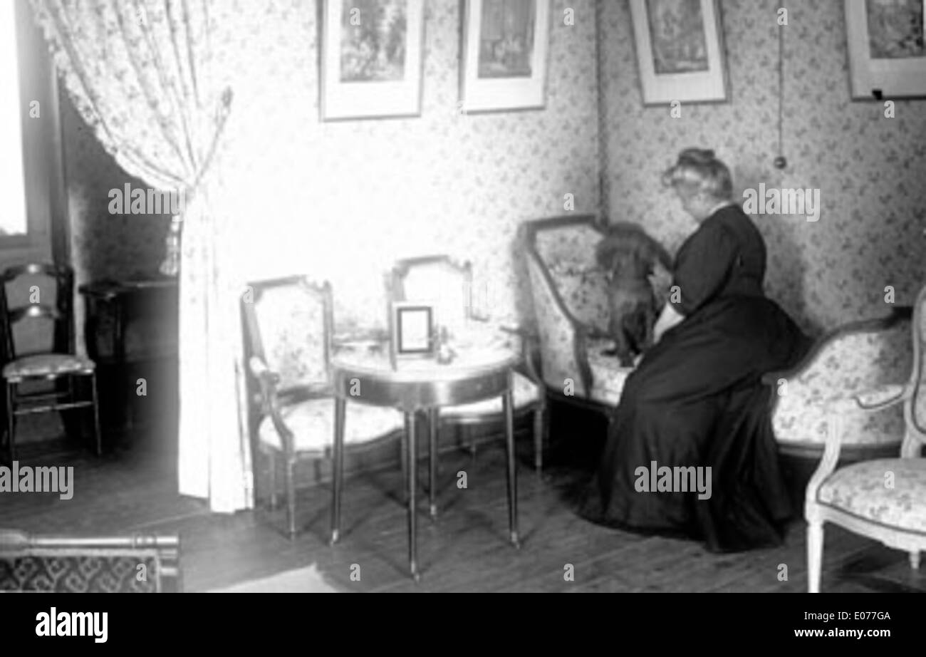 Berthe et Miquette, une peinture française présentant deux femmes dans un moment intime, créée avec des tons de couleurs douces et des coups de pinceau pour transmettre un sentiment de beauté. Banque D'Images