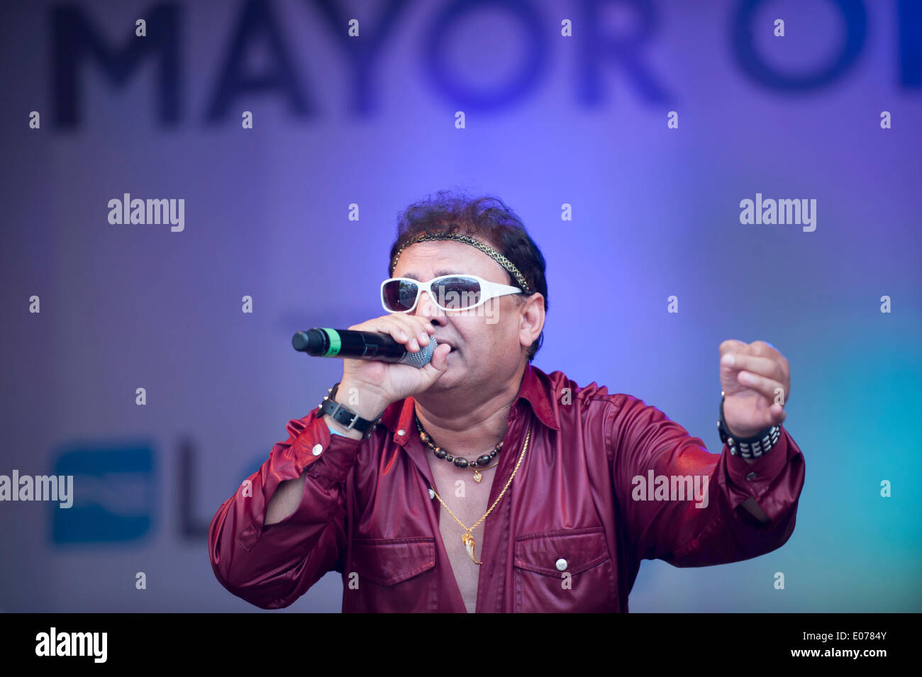 Trafalgar Square, Londres, Royaume-Uni. 4 mai, 2014. La mairie le Vaisakhi Festival, en partenariat avec Sony Entertainment Networks, a lieu dans un soleil du printemps pour célébrer le jour le plus saint du calendrier sikh avec de nombreux artistes vivent à de grandes foules. Premi Johal effectuant ici. Credit : Malcolm Park editorial/Alamy Live News Banque D'Images