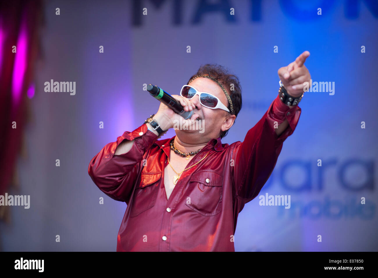 Trafalgar Square, Londres, Royaume-Uni. 4 mai, 2014. La mairie le Vaisakhi Festival, en partenariat avec Sony Entertainment Networks, a lieu dans un soleil du printemps pour célébrer le jour le plus saint du calendrier sikh avec de nombreux artistes vivent à de grandes foules. Premi Johal effectuant ici. Credit : Malcolm Park editorial/Alamy Live News Banque D'Images