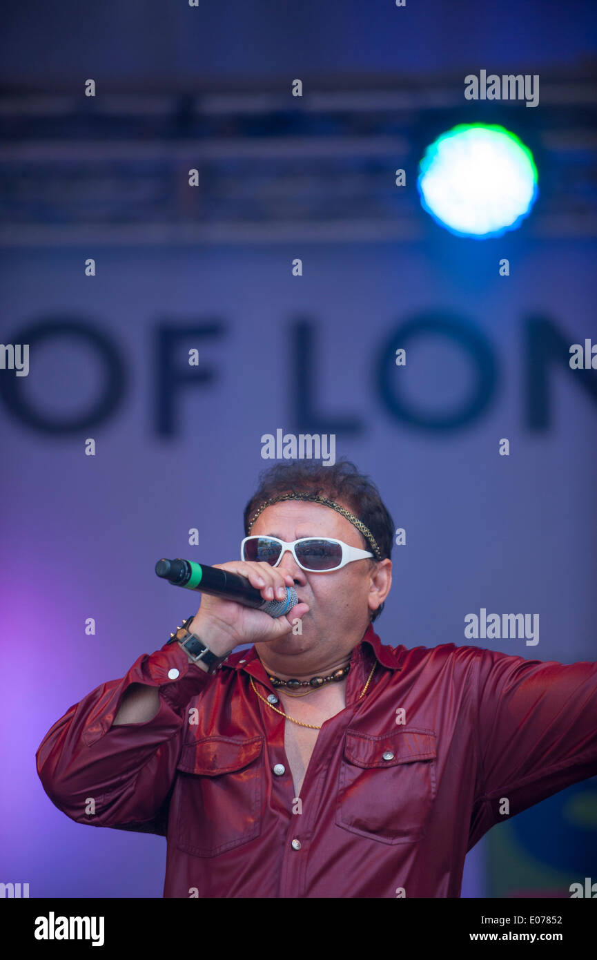 Trafalgar Square, Londres, Royaume-Uni. 4 mai, 2014. La mairie le Vaisakhi Festival, en partenariat avec Sony Entertainment Networks, a lieu dans un soleil du printemps pour célébrer le jour le plus saint du calendrier sikh avec de nombreux artistes vivent à de grandes foules. Premi Johal effectuant ici. Credit : Malcolm Park editorial/Alamy Live News Banque D'Images