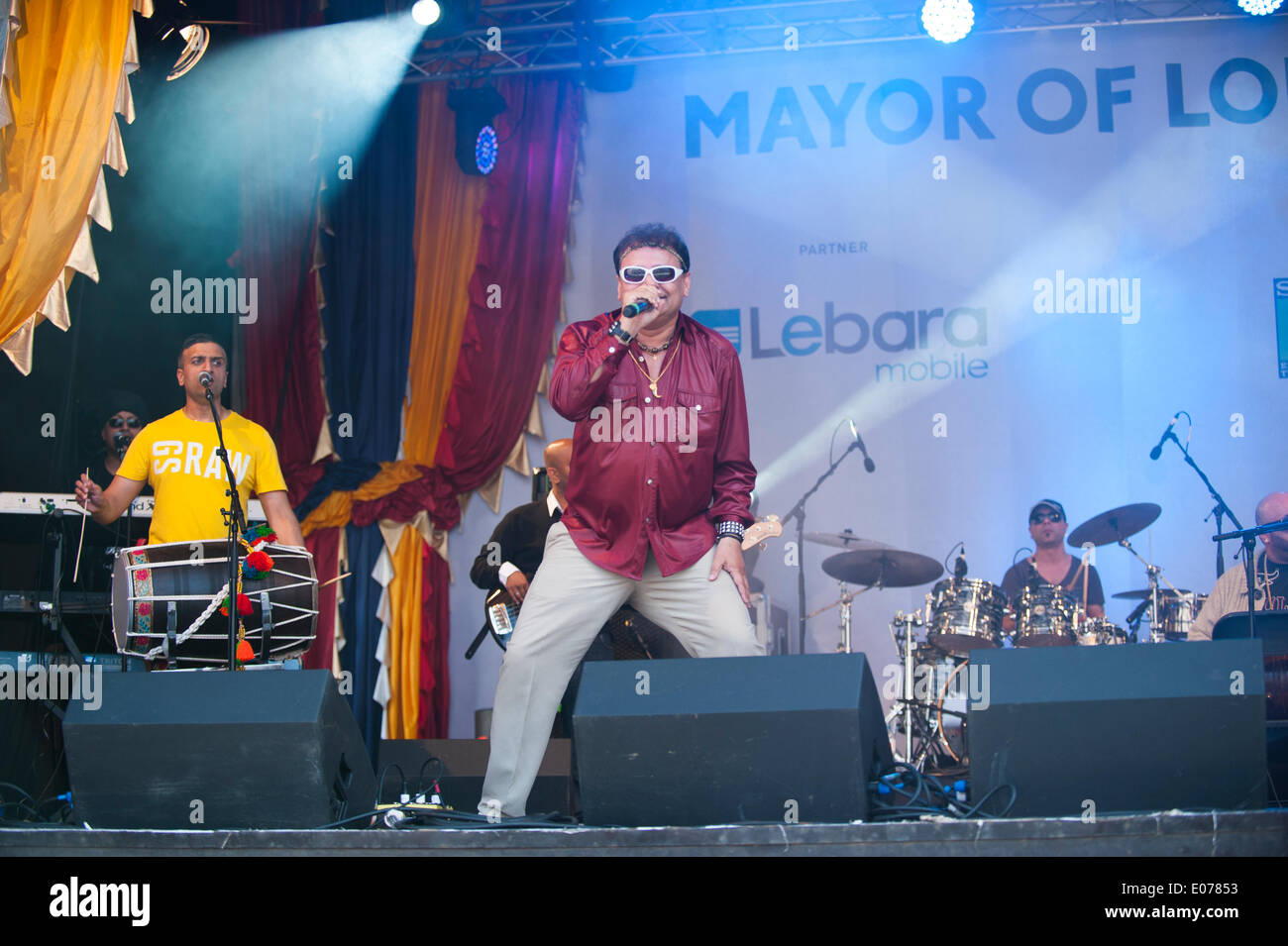 Trafalgar Square, Londres, Royaume-Uni. 4 mai, 2014. La mairie le Vaisakhi Festival, en partenariat avec Sony Entertainment Networks, a lieu dans un soleil du printemps pour célébrer le jour le plus saint du calendrier sikh avec de nombreux artistes vivent à de grandes foules. Premi Johal effectuant ici. Credit : Malcolm Park editorial/Alamy Live News Banque D'Images